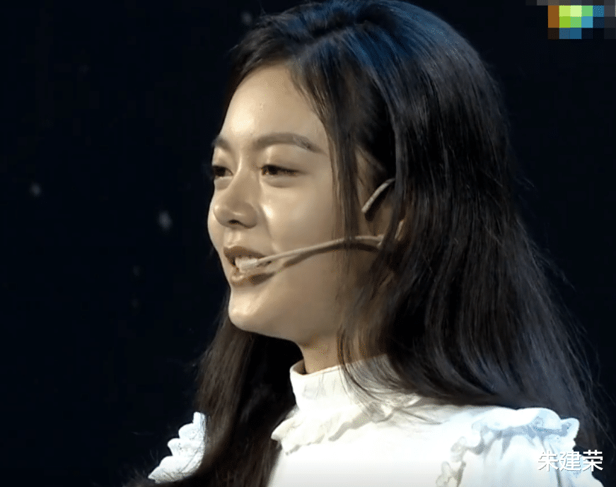 赵今麦|17岁赵今麦受邀到清华园演讲，失去了滤镜，皮肤状态很真实