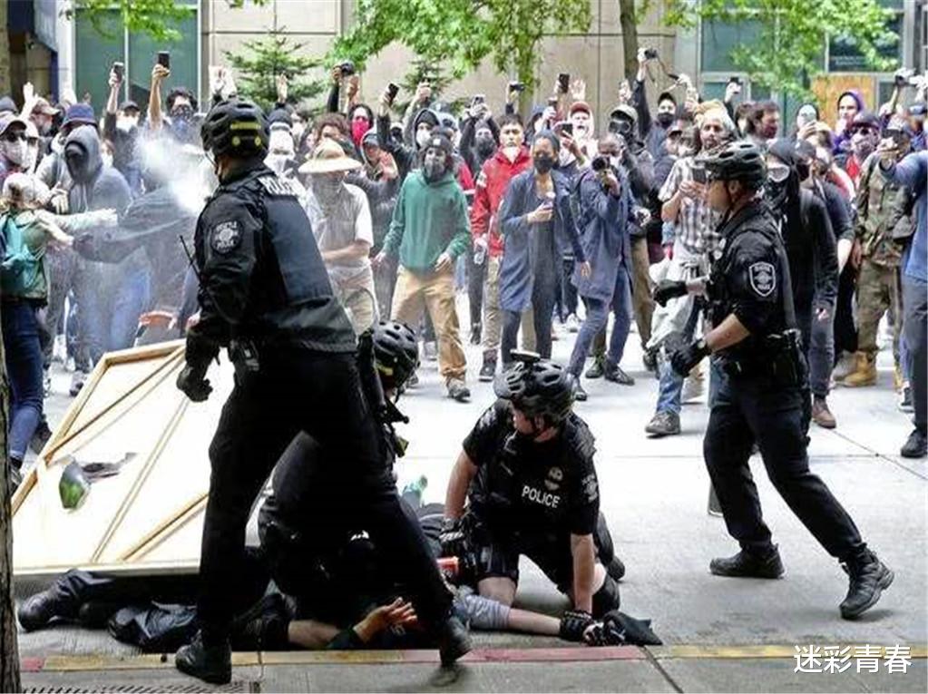 美国■大批美国白人走上街头，他们以驱逐黑人出境为理由，加速美国走向分裂