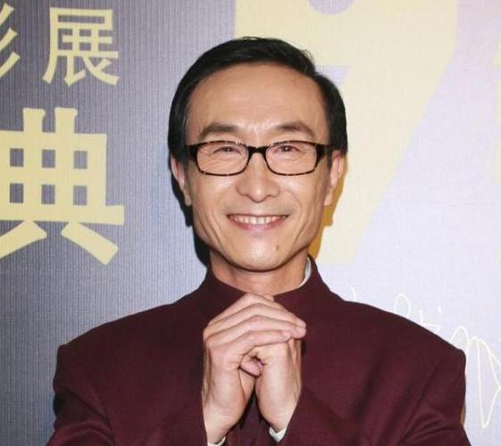 ：62岁巩汉林家中内景曝光，装修简单面积小，门挂红灯笼接地气