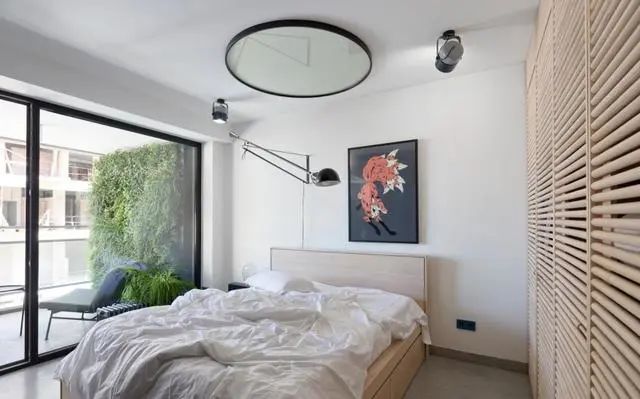 『』水泥地、360度旋转电视,18坪小宅打造简约绿意,太有格调了