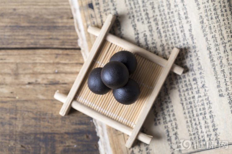 六味地黄丸@男人肾不好？睡前坚持做2个保养动作，你的肾一天比一天健康