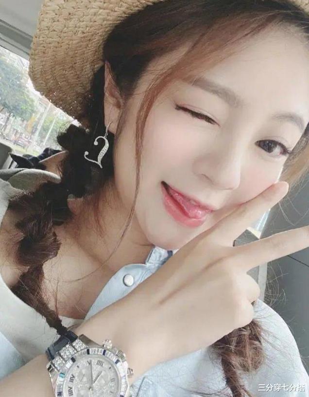 连衣裙|40岁安以轩挺大肚现身！白色连衣裙显瘦又温柔，双马尾似小姑娘