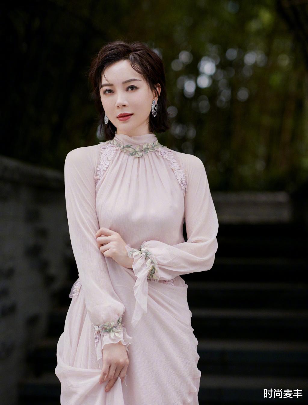 粉色|陈数保养得真好，穿粉色轻纱裙搭配短发造型，减龄十足不像中年人