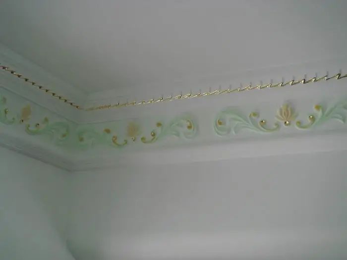 |石膏线别选带花的，素线条就好，吊顶和做电视墙都好看，大气