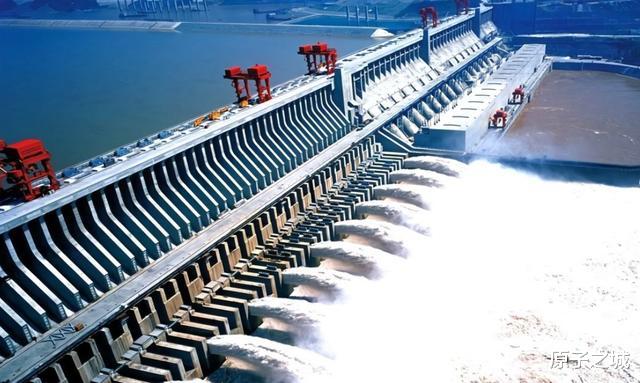 『三峡大坝』中国有两大军事禁地，三峡大坝是其中一个，另一个谁敢动立马开战