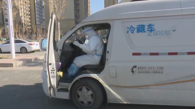 健康时报社 “逆行”三个城市，每天与病毒赛跑，他是核酸样本“快递员”