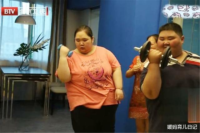 怀孕|夫妻二人体重接近800斤，生活困难全靠妈妈照顾，却想要个孩子