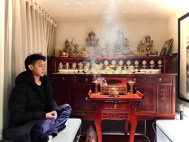 风铃快讯 黄子韬焚香打坐供奉佛像粉丝：心诚则灵你如此虔诚纯净