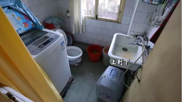 @一家6口住60㎡，厕所里洗菜，饭菜一股骚味，100万空间放塑料瓶子！