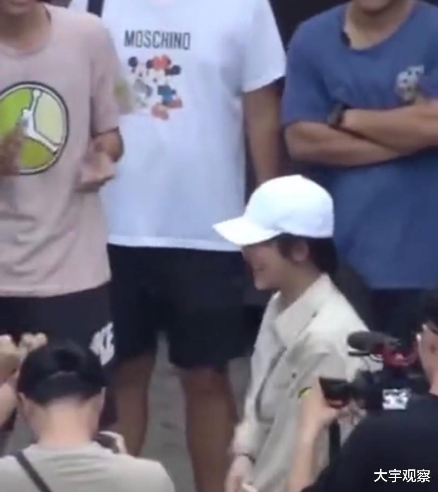 爱奇艺|杨紫杀青现场被一男生“婴儿抱”，得知两人关系，这下没法吃醋