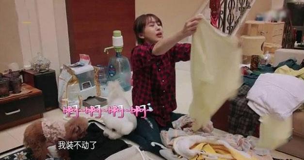 []走进李菲儿生活中的家，家里连饮水机都没买，桶装水直接放在地上