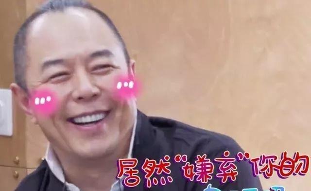 张铁林|张铁林有点新潮地出现在节目中，梳着小辫这还是阿玛皇帝吗？