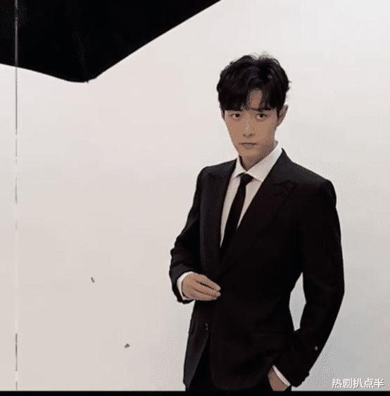 周星驰|肖战成娱乐圈清流，亮相机场总拿书，从书单中可以看出他的品味
