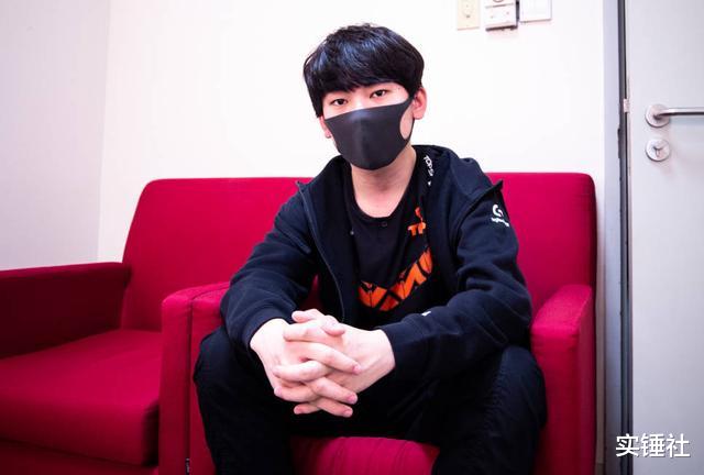 tes战队|夺冠后TES左手发泪目照片,阿水深夜回应太感人!粉丝看完心疼