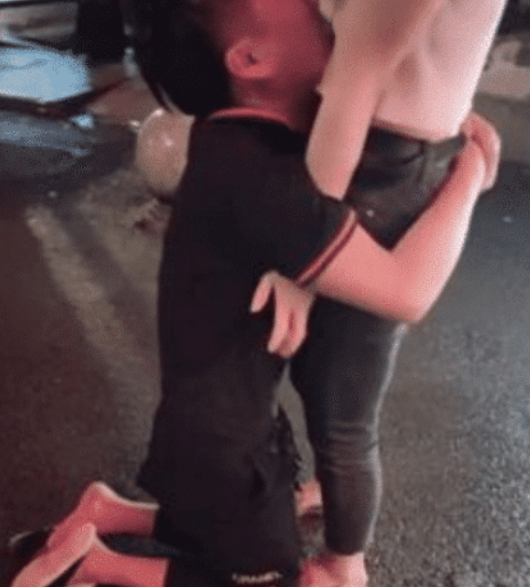 男子跪求女友原谅，看到男子的头之后，网友：不分留着过年吗？