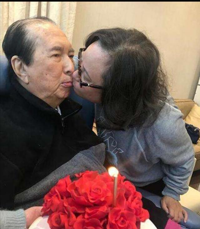 何鸿燊|蓝琼缨与何鸿燊合照表情生疏，三太和四太却不同，大房女儿独不见