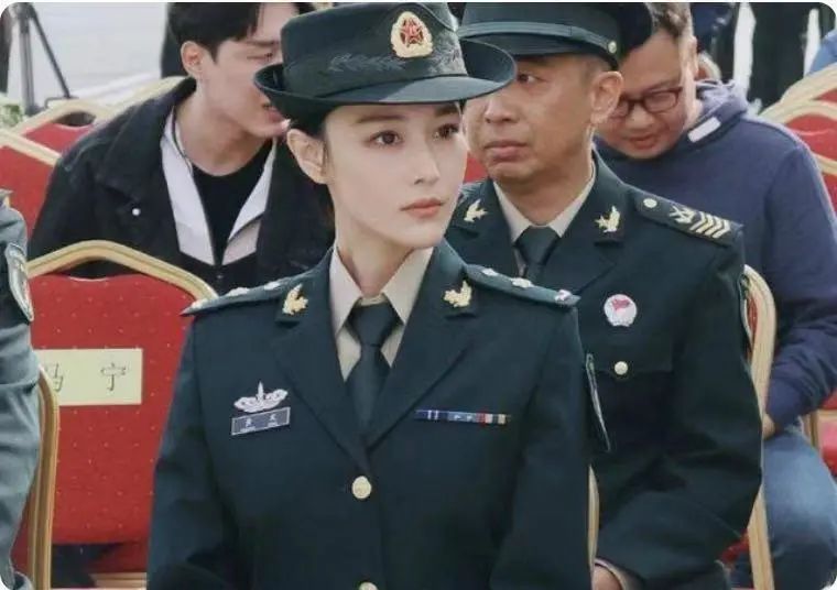 张馨予|张馨予惊艳金鸡奖，搭档华少跨界做主持，结婚2年像变了一个人