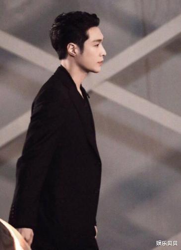 [张艺兴]《这就是街舞》最新队长海报出炉，张艺兴叠穿两件黑色单品，帅气