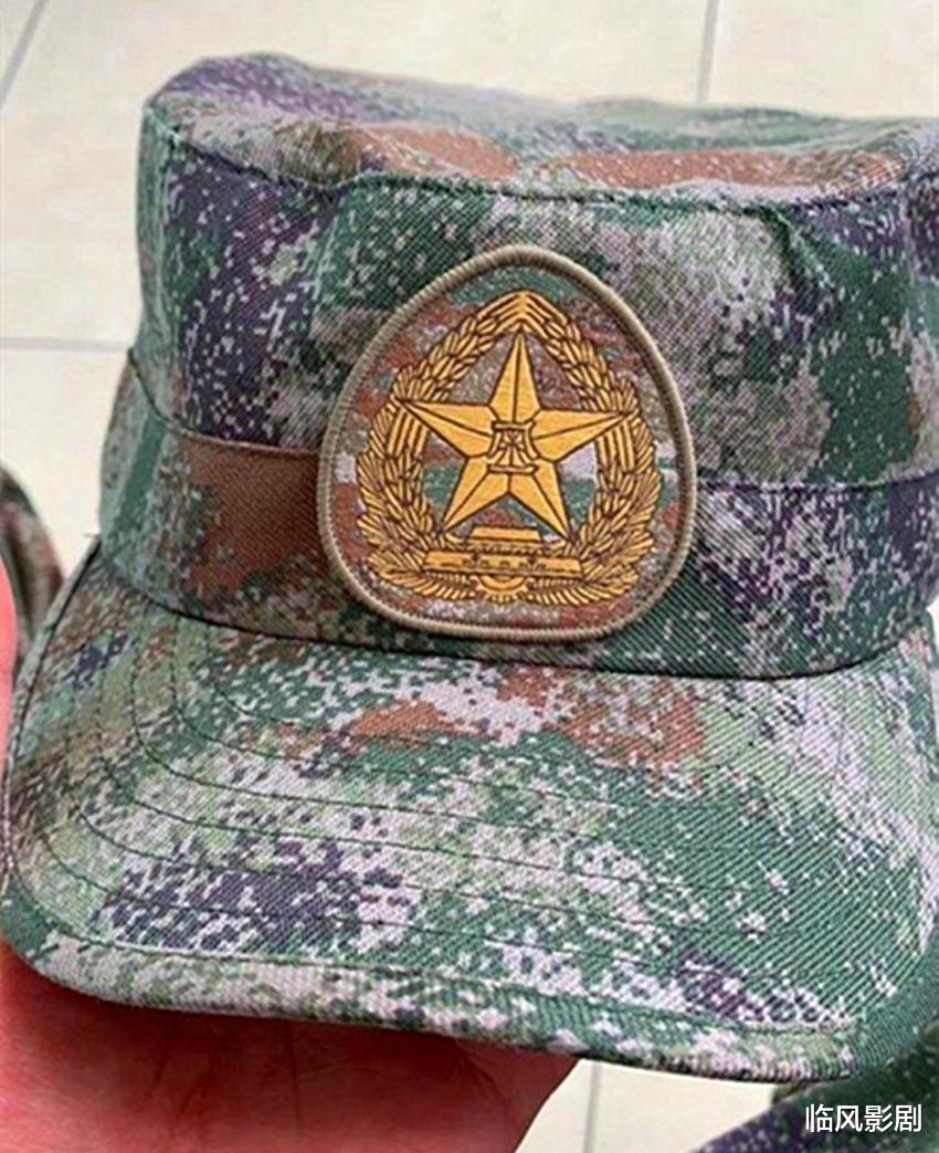 []解放军换装最新一代迷彩服，臂章采用隐形图案