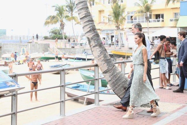 莱蒂齐亚|47岁西班牙王后真美，穿平价蓝色扎染连衣裙，高马尾尽显青春感