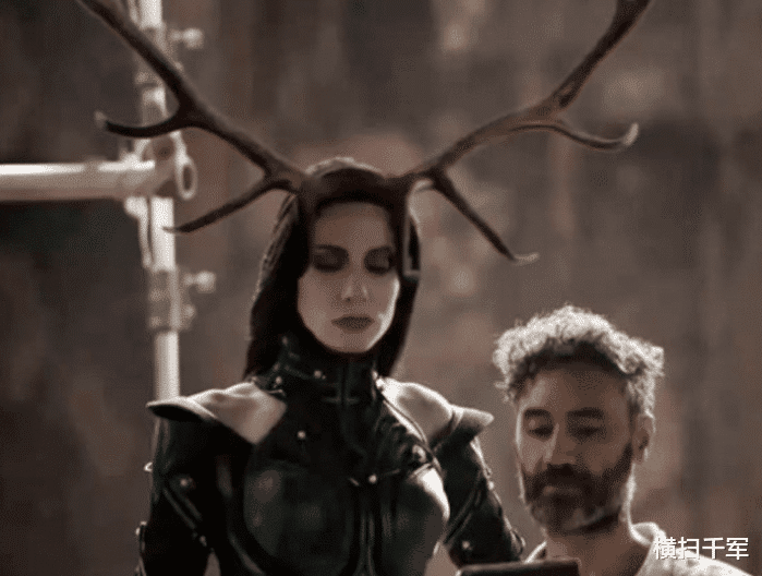 『金刚狼』金刚狼：我的爪子是道具！海拉：我的角是道具！他：我全是道具！