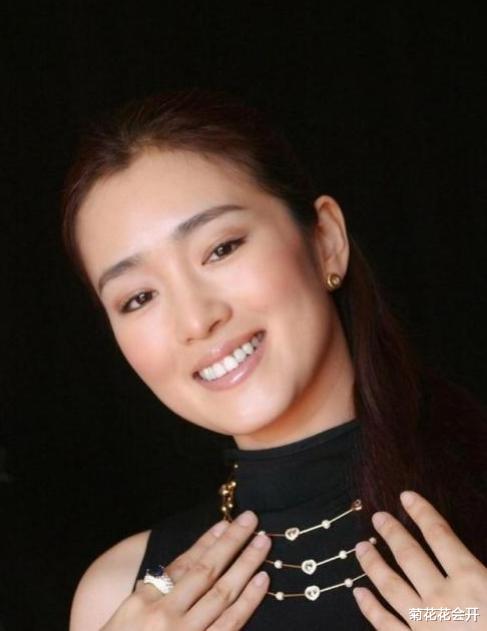 巩俐:三年痛失2位至亲,为圆母梦“被”嫁70岁老头,成为巩俐一生的痛