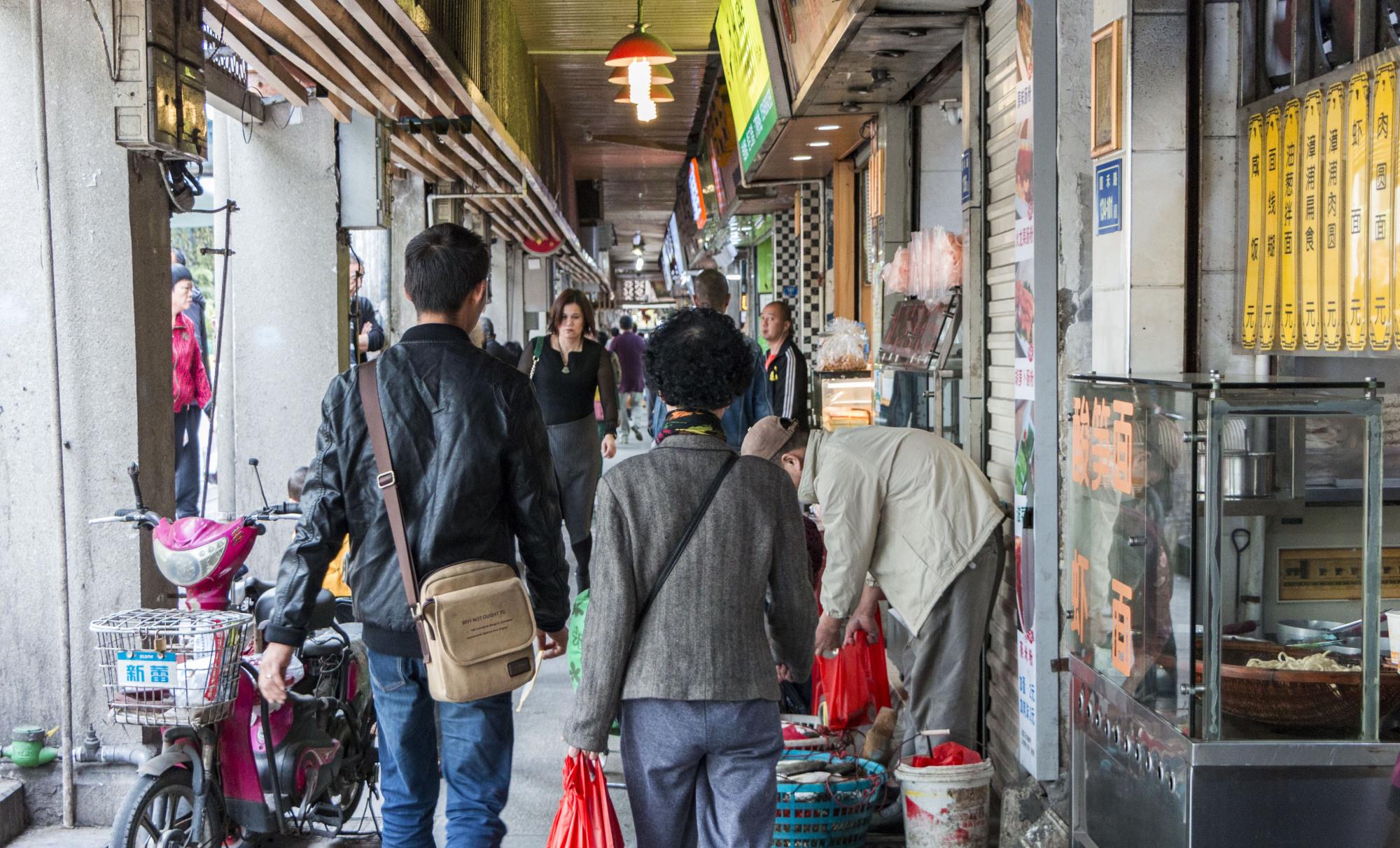 「厦门」我国发展“最奇葩”的两个城市：人均工资不到5千，房价却高达5万