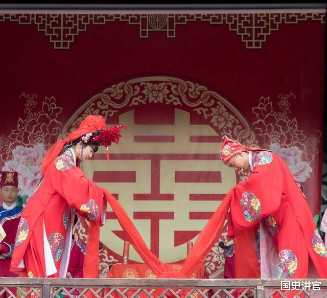 「古人智慧」才女上联:“牡丹花开初绽蕊”,秀才对出下联,才女:我嫁给你!