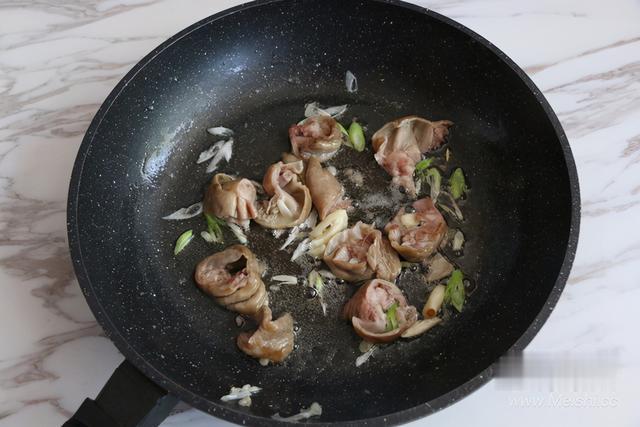 肥肠|“最脏”的一道菜，许多人一直误把它当成美食，医生却从来不吃