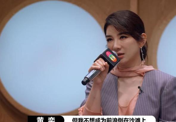 小燕子|两代“小燕子”尴尬同框，一个台上做导师，一个40+在台下难出头