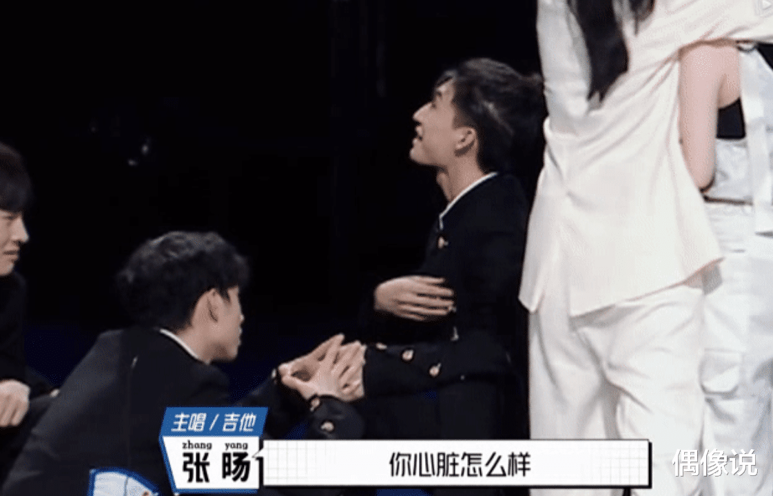 |《明日之子》胡宇桐被担架抬上救护车，现场画面曝光，粉丝崩溃