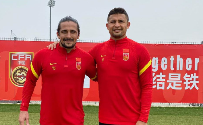 「国足」国足训练被居民楼上的人一览无余！各方高度重视，村长都出面了