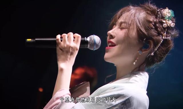 【冯提莫】神奇的乐坛鄙视链：周深被追捧冯提莫成底层，不都是主播出身吗？