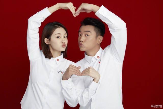 郑恺|郑恺获跑男100期全勤奖,苗苗挺孕肚为老公竖大拇指,后台合影亲密十足