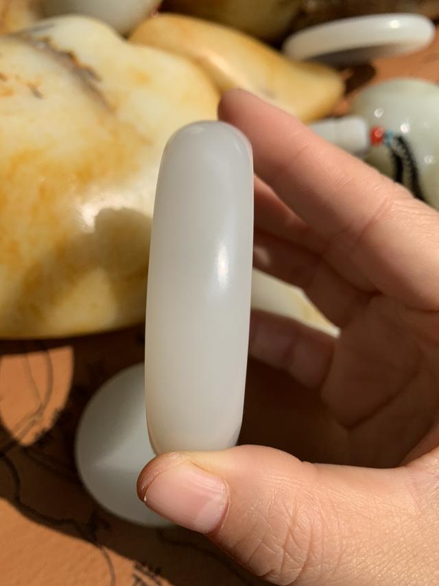 |你知道和田玉手镯应该戴哪只手吗?