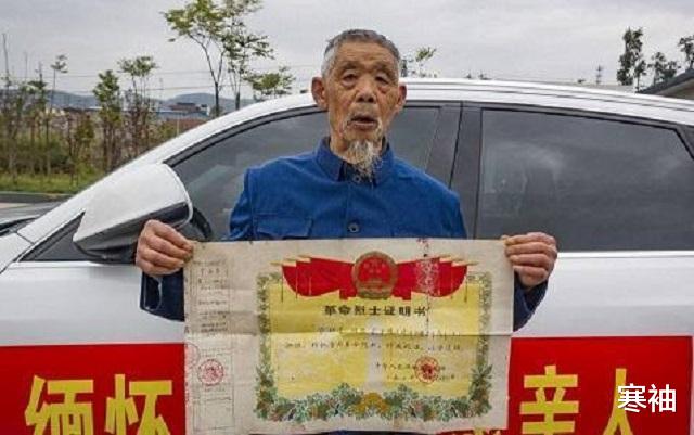 『社旗』阔别38年后，父与子终于相遇，父亲已经86岁，儿子在烈士陵园沉睡