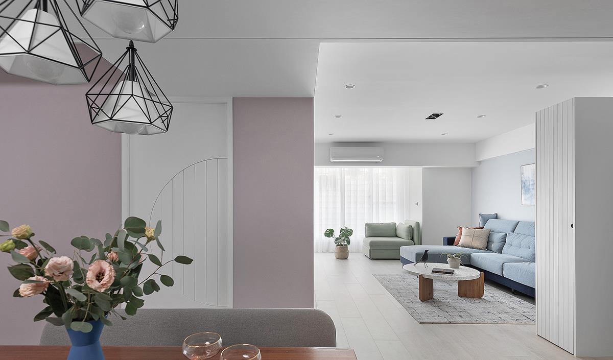 沙溢▲她家132㎡的房子一入户就把人迷住，全屋干净整洁到令人羡慕，美