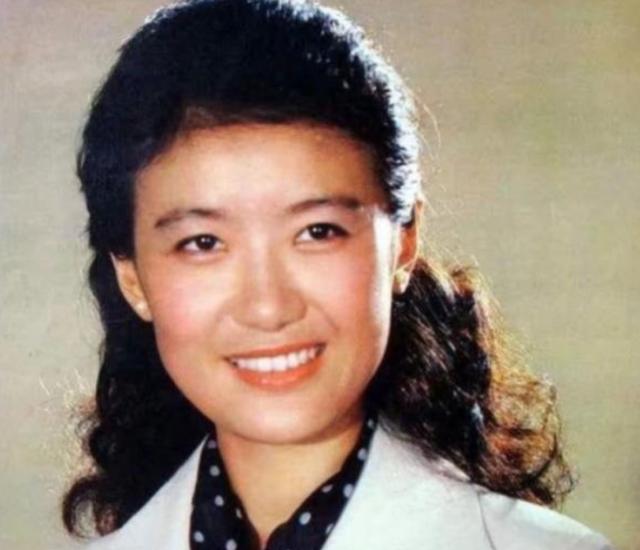 李健|她33岁主持央视春晚，嫁出国门多年不见，如今61岁却胖成这样