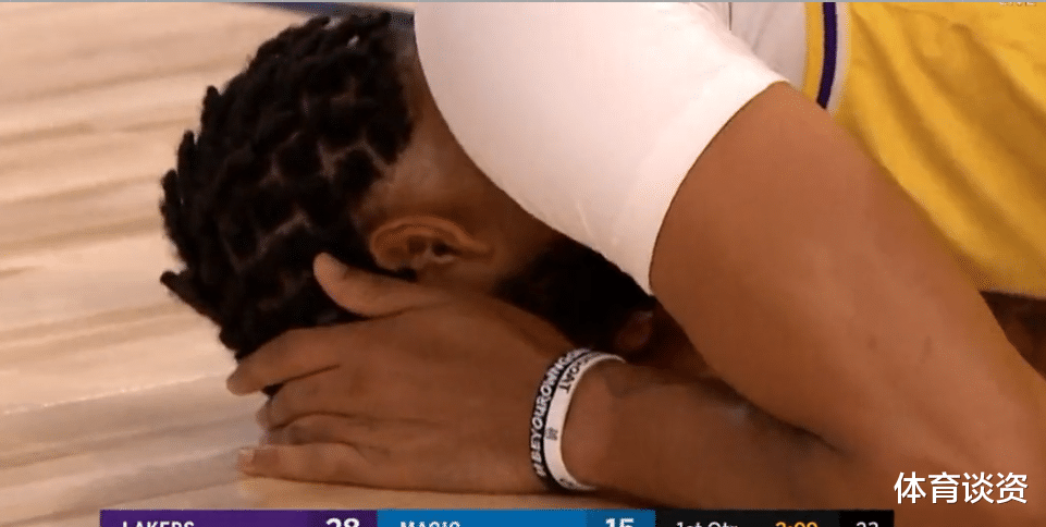 戴维斯|打伤眼睛！戴维斯伤情更新，痛到锤打地板发泄，这动作比格林还狠