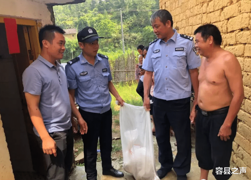 上海市|广西一村民发现一条蟒蛇在家吃鸡，有20多斤重！