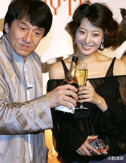 『成龙』15年后，66岁成龙遇上42岁金喜善还又抱又亲，女方说出不拒绝理由