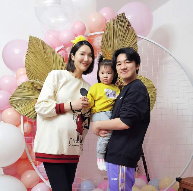 李亚男|李亚男晒全家福庆生,八个月孕肚抢镜,蔡少芬孙耀威皆到场送祝福
