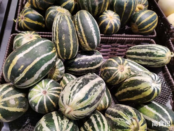:买甜瓜时,无论贵贱,只要发现这2点,尽量不要买,都是催熟的