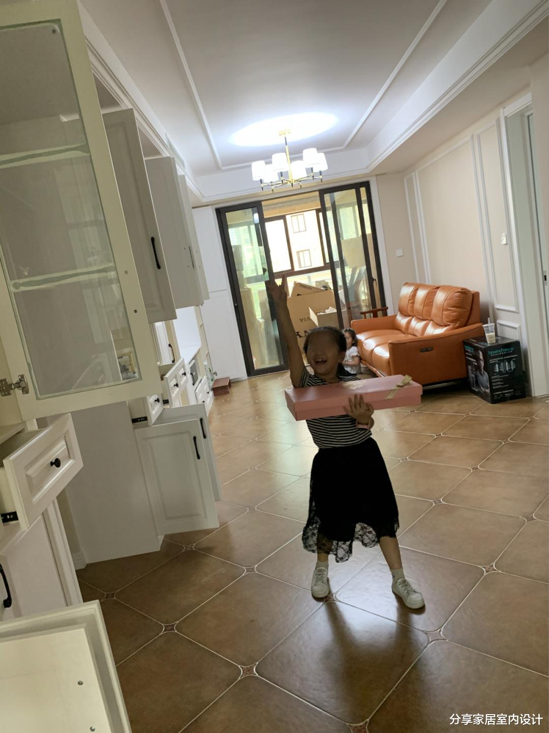 |装修完工啦，家具陆续进场，全屋定制柜子很满意，女儿参观很高兴