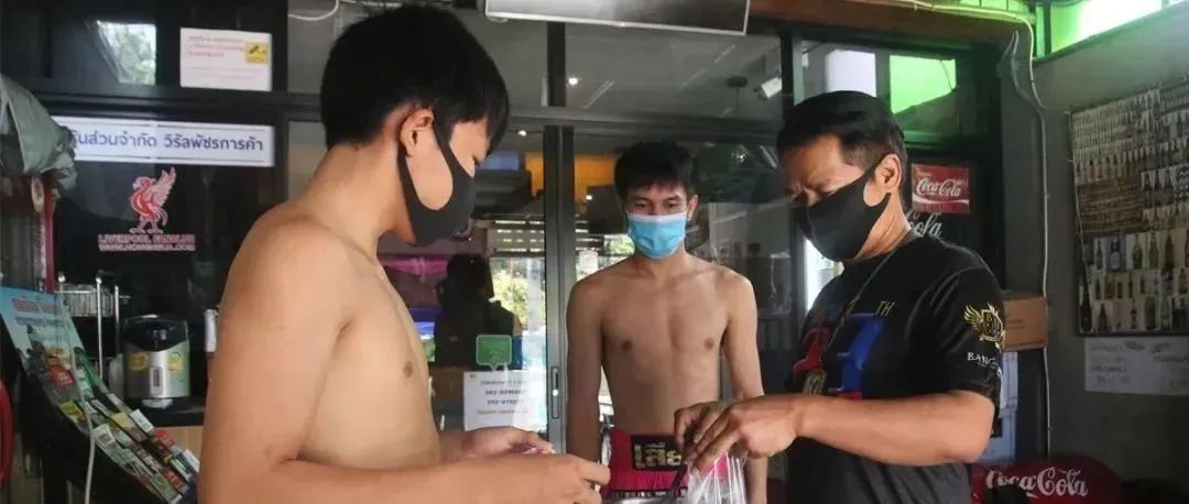 美军|废妃回宫,大赦死囚!泰国万民揭竿而起:死也要干掉王室!