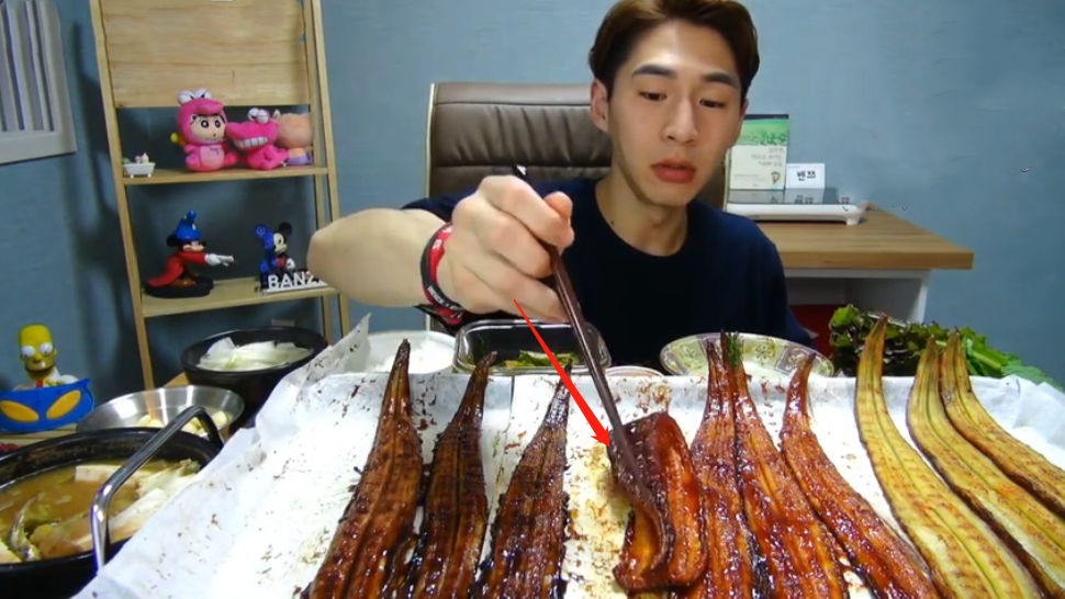红烧茄子|大胃王挑战50条“烧茄子”，粉丝都说他太穷，拉近一看：吃不起！