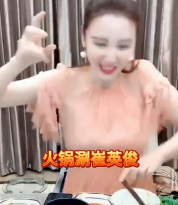 张萌@张萌直播手机掉进火锅里，面带微笑淡定捞出，网友质疑演得太假！