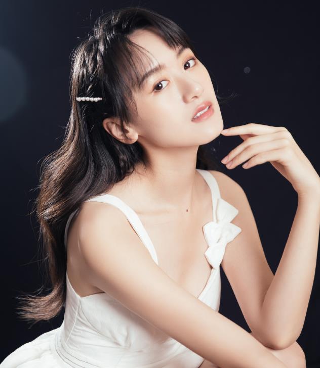 爱情公寓|曾是《爱情公寓》中无亮点的龙套，靠《琉璃》逆袭，28岁已成顶流