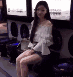 小姐姐|小姐姐在马路上做这动作不合适吧,旁边保安都看不下去了,不害羞吗