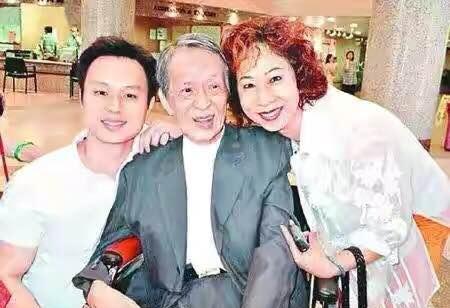 #关聪#67岁香港演员转行摆地摊:时代抛弃你的时候,连一声再见都不说